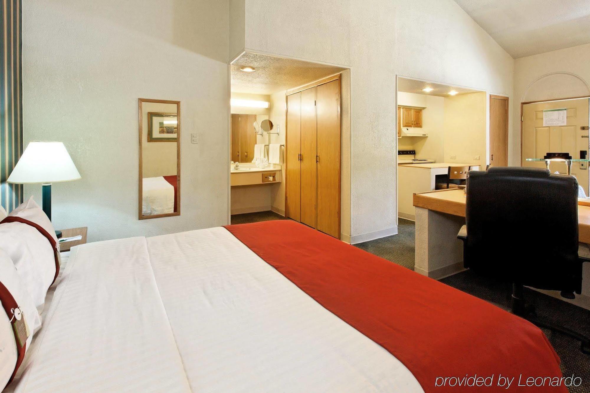 Hotel & By Ihg Chihuahua